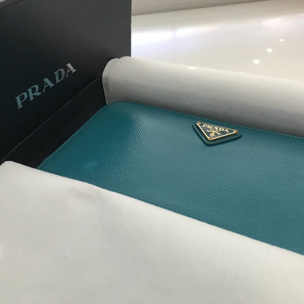 Used : Prada Saffiano Vernic wallet